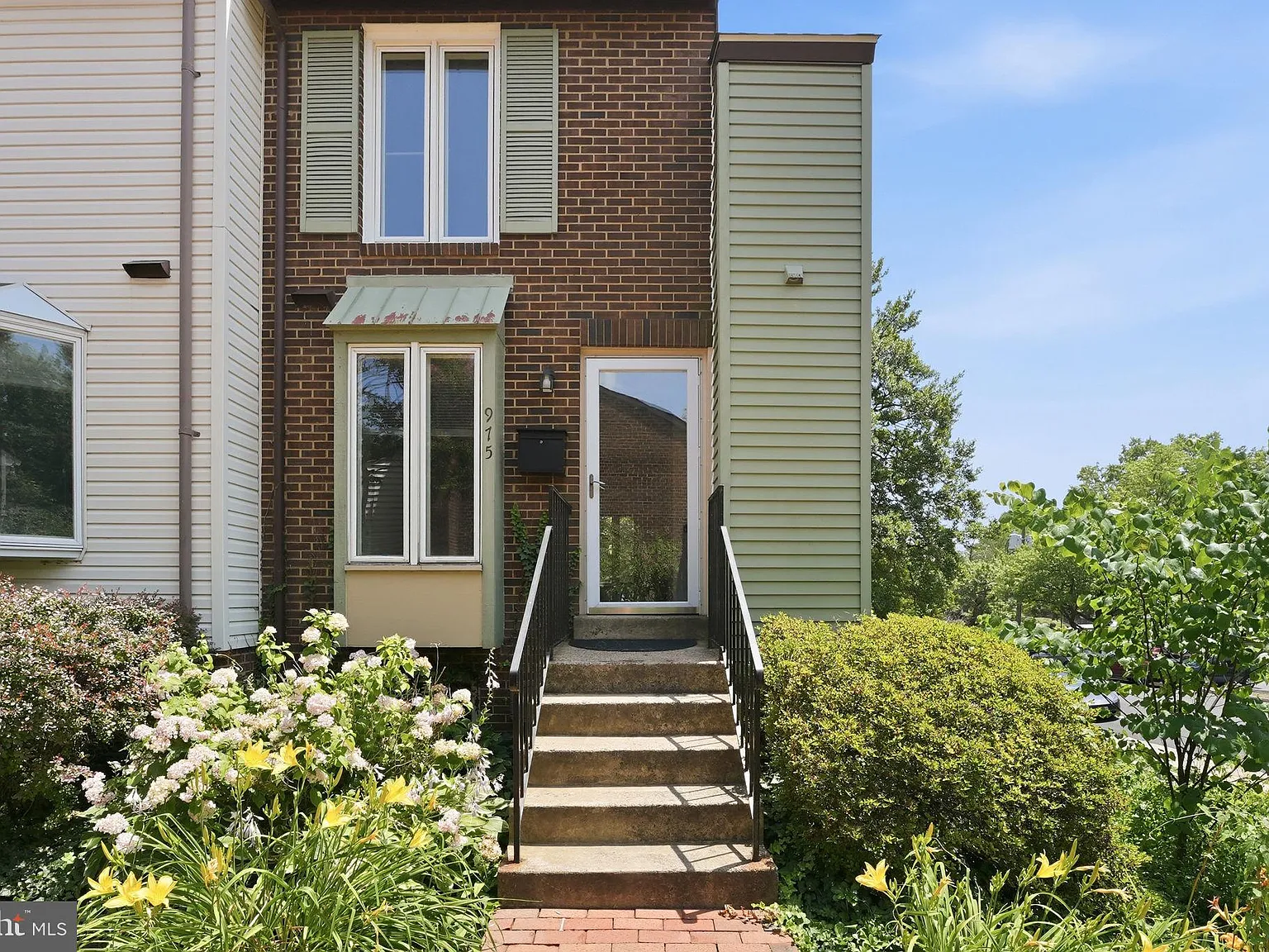 3 bed, 2.5 bath, 1369 sqft, $3,200 — Photo 1