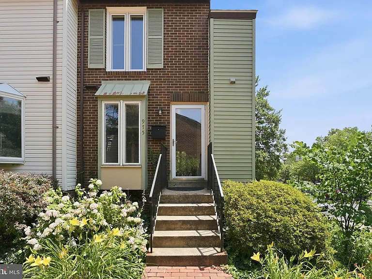 975 S Taylor St — Photo 1