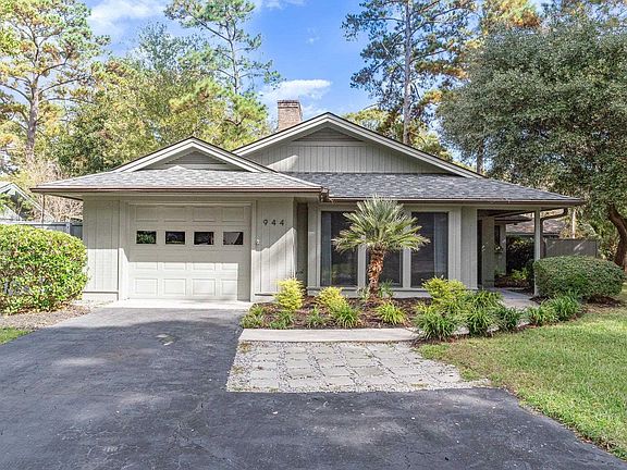 5th image of 944 Cedarwood Circle