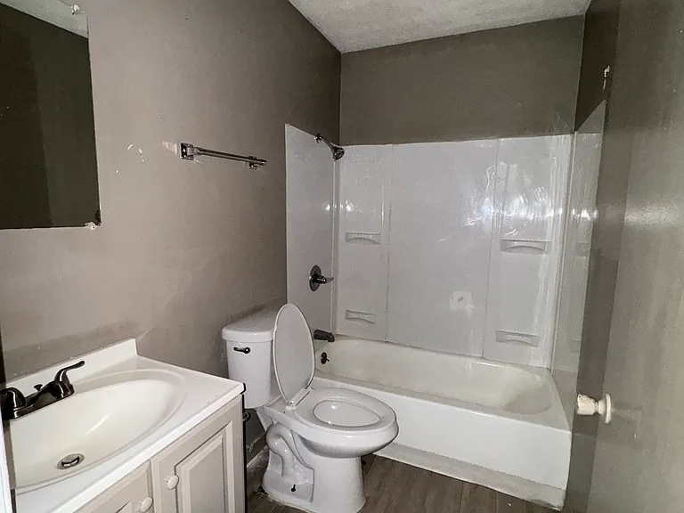 4725 Hoffman Rd #2 — Photo 3