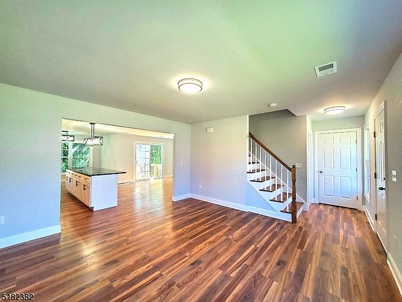 4th image of 514 Parkwood Ct