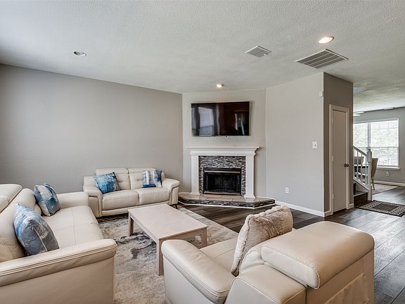 3rd image of 817 Pryor Dr
