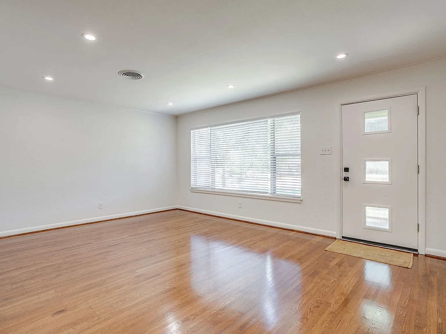 3 bed, 1355 sqft, $2,795 — Photo 2