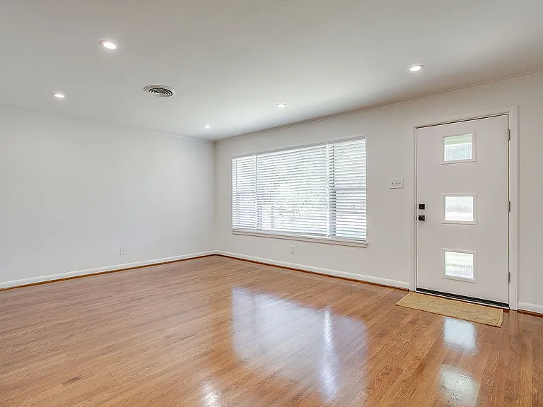 2920 Ryan Place Dr — Photo 2