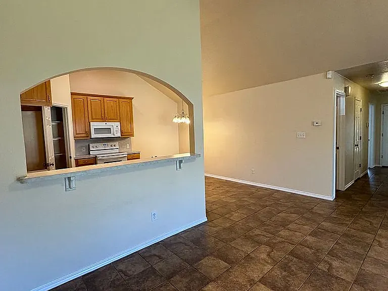 1202 Lindsey Ln — Photo 3