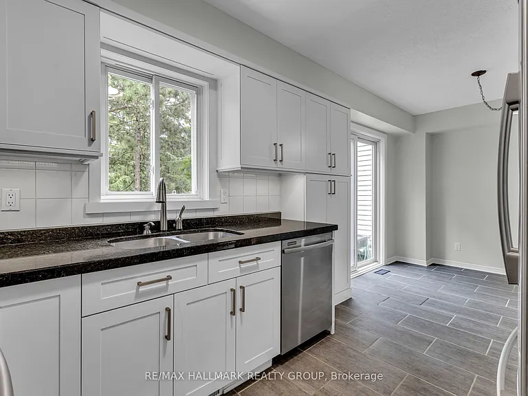 146 College Cir — Photo 16