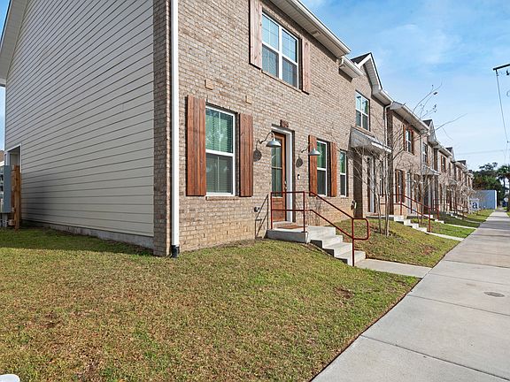 2nd image of 254 N De Villiers St