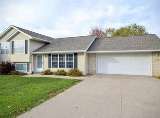 107 Whispering Wind Ln, Center Point, IA 52213