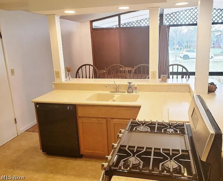 3 bed, 1.5 bath, 2040 sqft, $2,200 — Photo 3