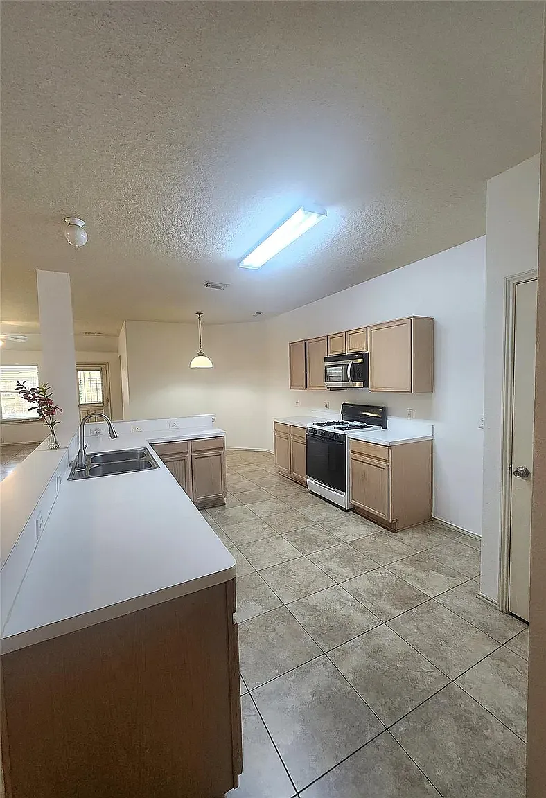 4 bed, 1777 sqft, $2,600 — Photo 3