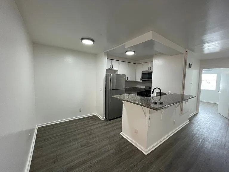 VRA27 LLC- "Villa Regency Apartments" — Photo 12