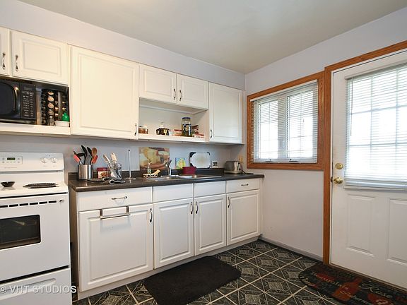 5th image of 93 W Elm St