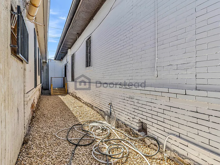 1803 E Yandell Dr — Photo 32
