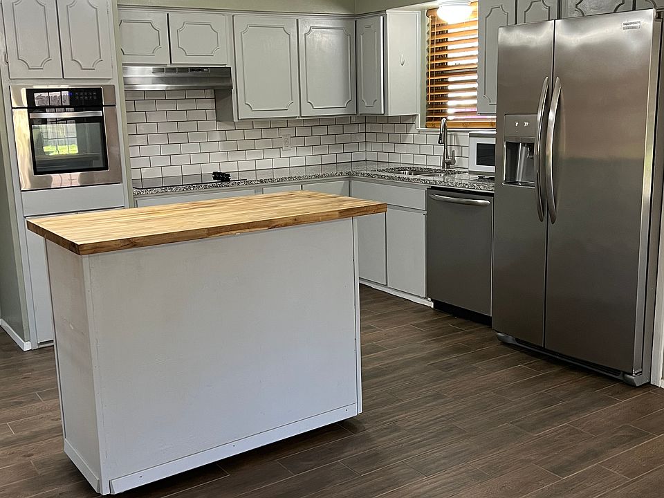 Stainless steel appliances 
Movable Island
