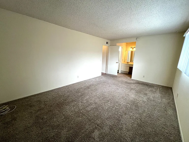 319 Josie Cir — Photo 9