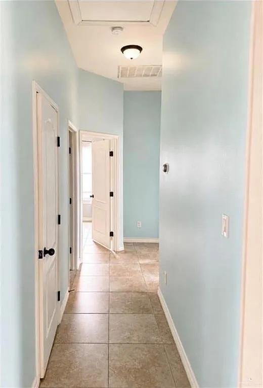 4 bed, 2.5 bath, 2199 sqft, $2,500 — Photo 4