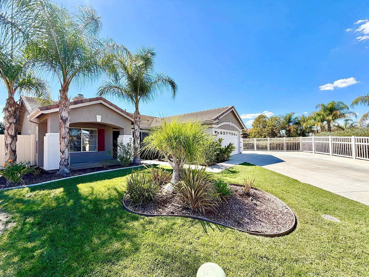 Corner Lot 3 Bedroom 2 Bathroom Home With Solar, Rv Parking & Large Backyard! — Photo 2