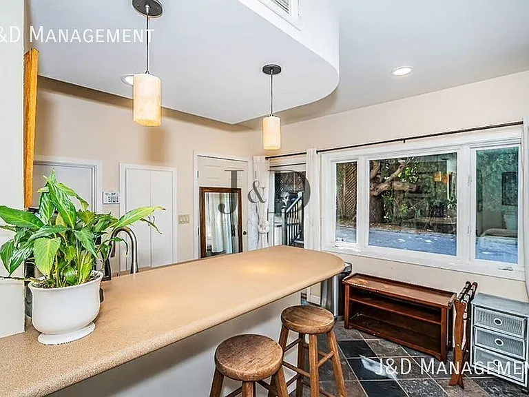 2406 Commonwealth Ave #STUDIO — Photo 1