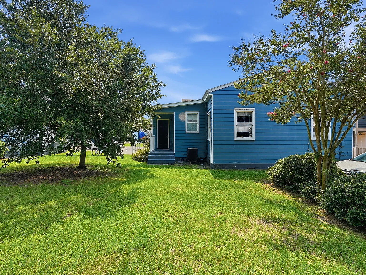 520 E Hall Ln — Photo 4