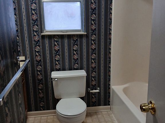 2nd image of 890 Georgia Cir NW