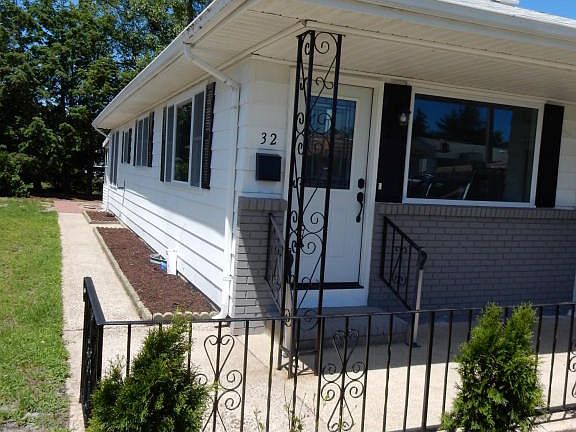 2nd image of 32 Montserrat St