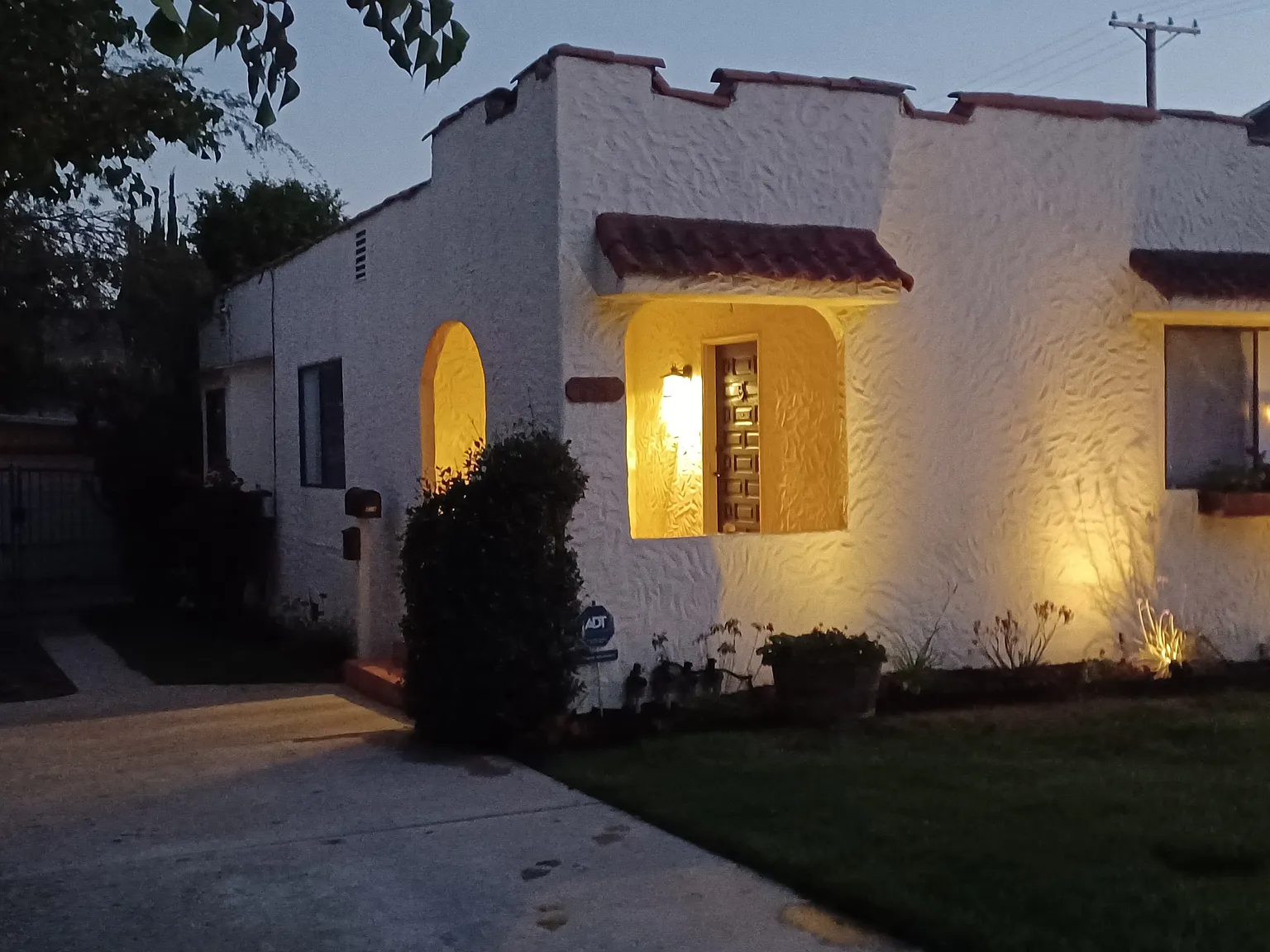 214 E Stocker St — Photo 2