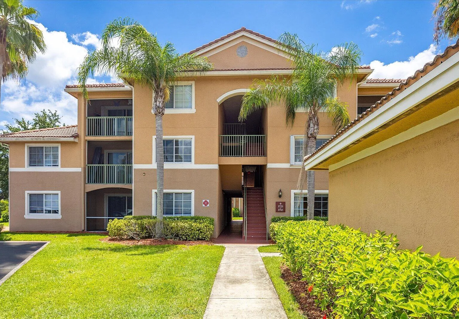 2 bed, 2.0 bath, 1067 sqft, $1,850 — Photo 2