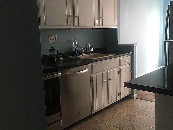 Kitchen w/new s/s appliances