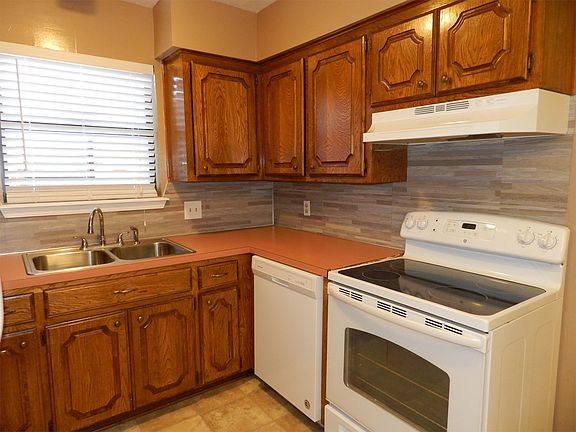 3rd image of 909 NE Tortoise Dr APT 2