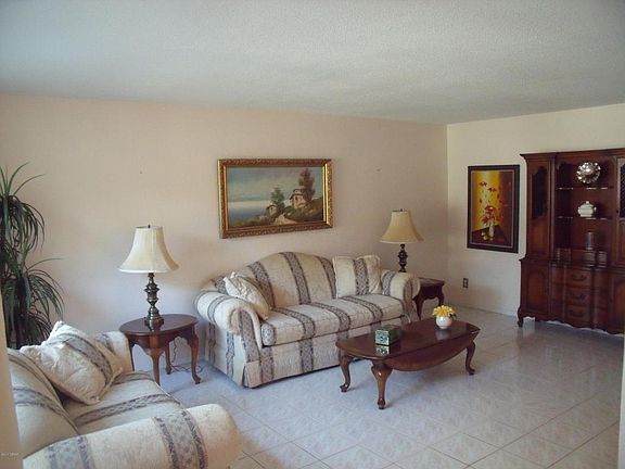 5th image of 720 E Lindenwood Cir