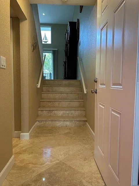 2 bed, 2.5 bath, 2168 sqft, $4,000 — Photo 2