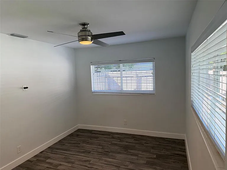 1077 NE 34th St #3 — Photo 13