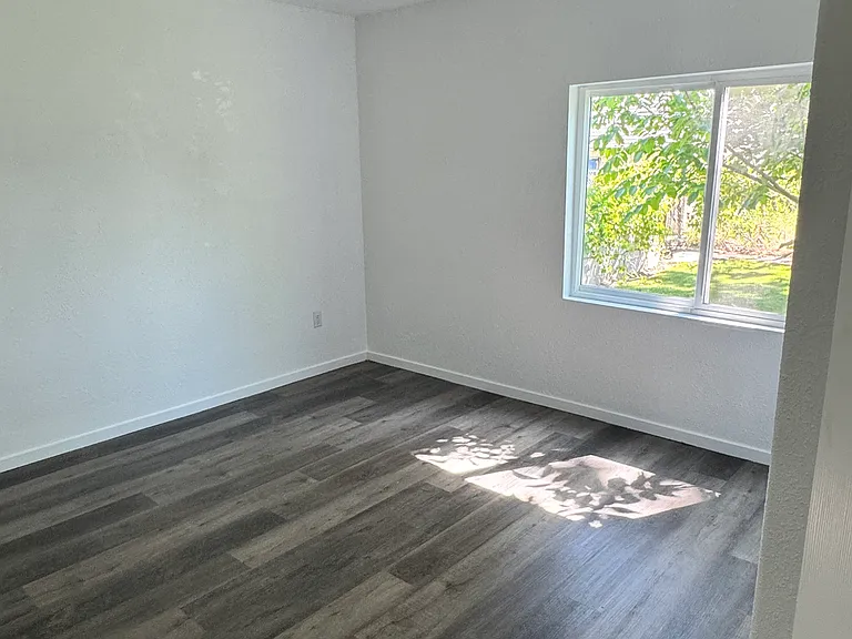 407 Avenue E — Photo 7