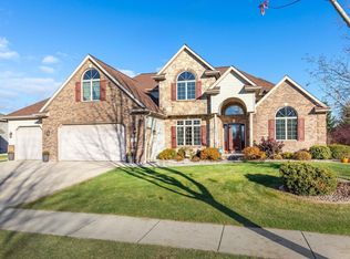 621 Roland St, Combined Locks, WI 54113