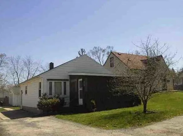 212 Barr Elms Ave photo 1