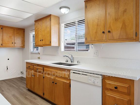 3rd image of 850 W Whittier Ave