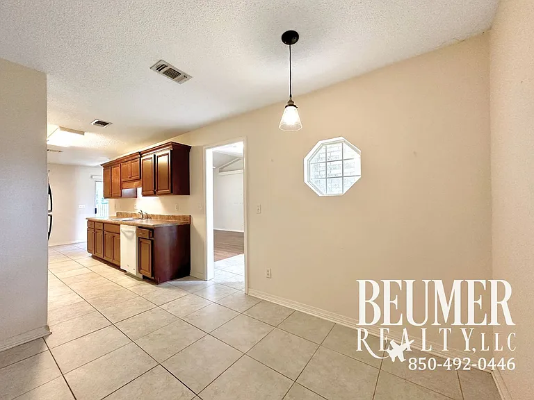 136 Carrier Dr — Photo 8