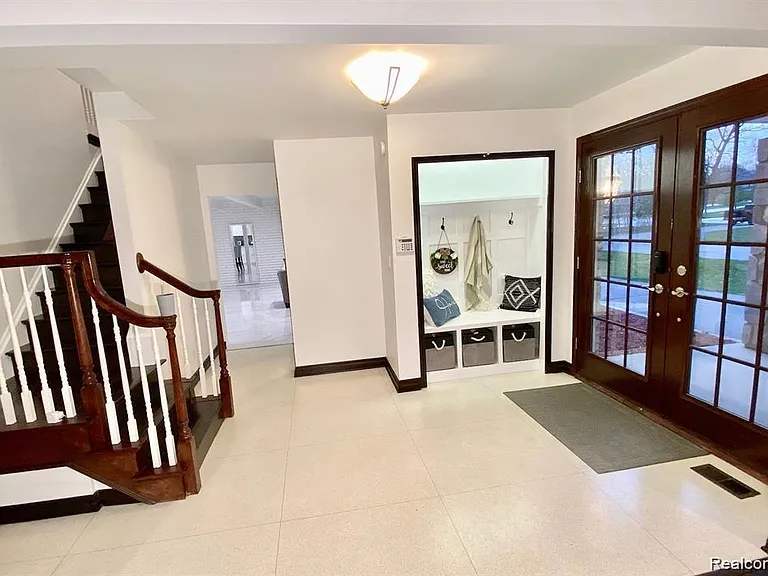 4077 Lincoln Dr — Photo 3