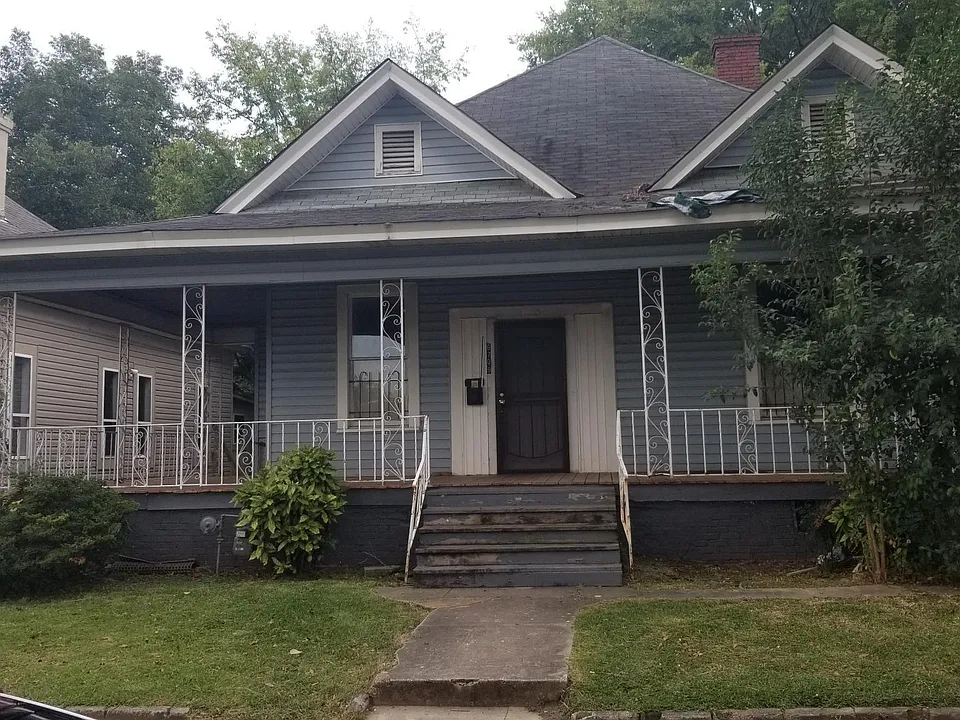 6709 Division Ave