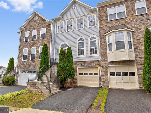 2nd image of 844 Bluefield Sq NE
