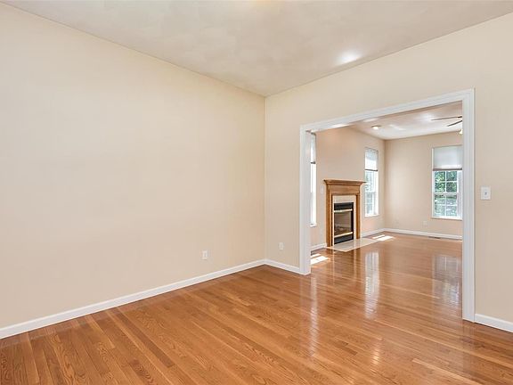 5th image of 825 Wildwood Ln