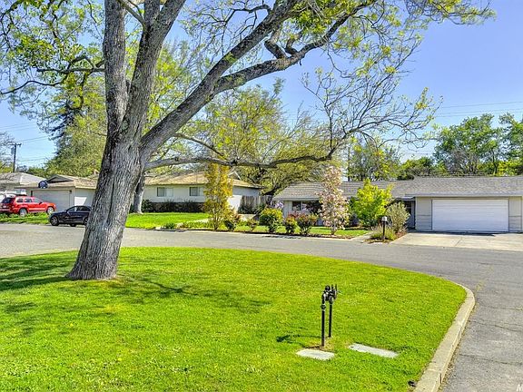 3rd image of 8624 Fairmont Way