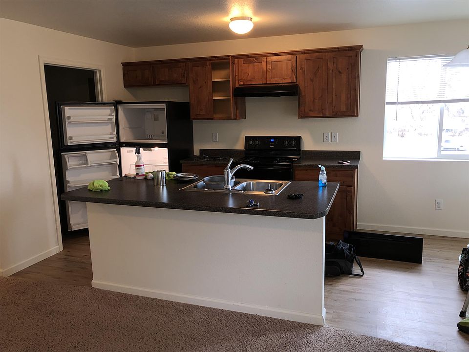 Kitchen/living room area.