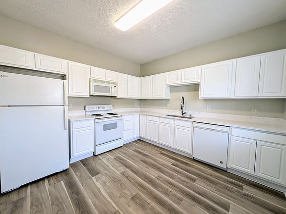 3rd image of 220 Misty Groves Cir