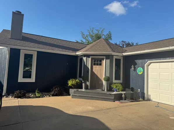 76 Cottonwood Dr, Columbus, NE 68601