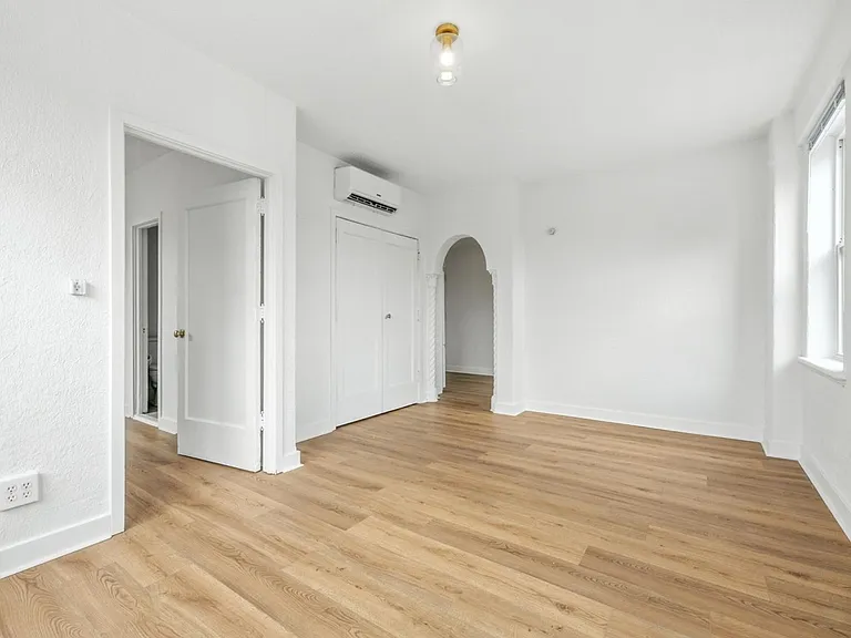 St. Regis Apartments — Photo 52