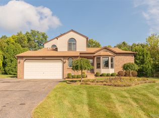 3477 Pine Creek Dr, Brighton, MI