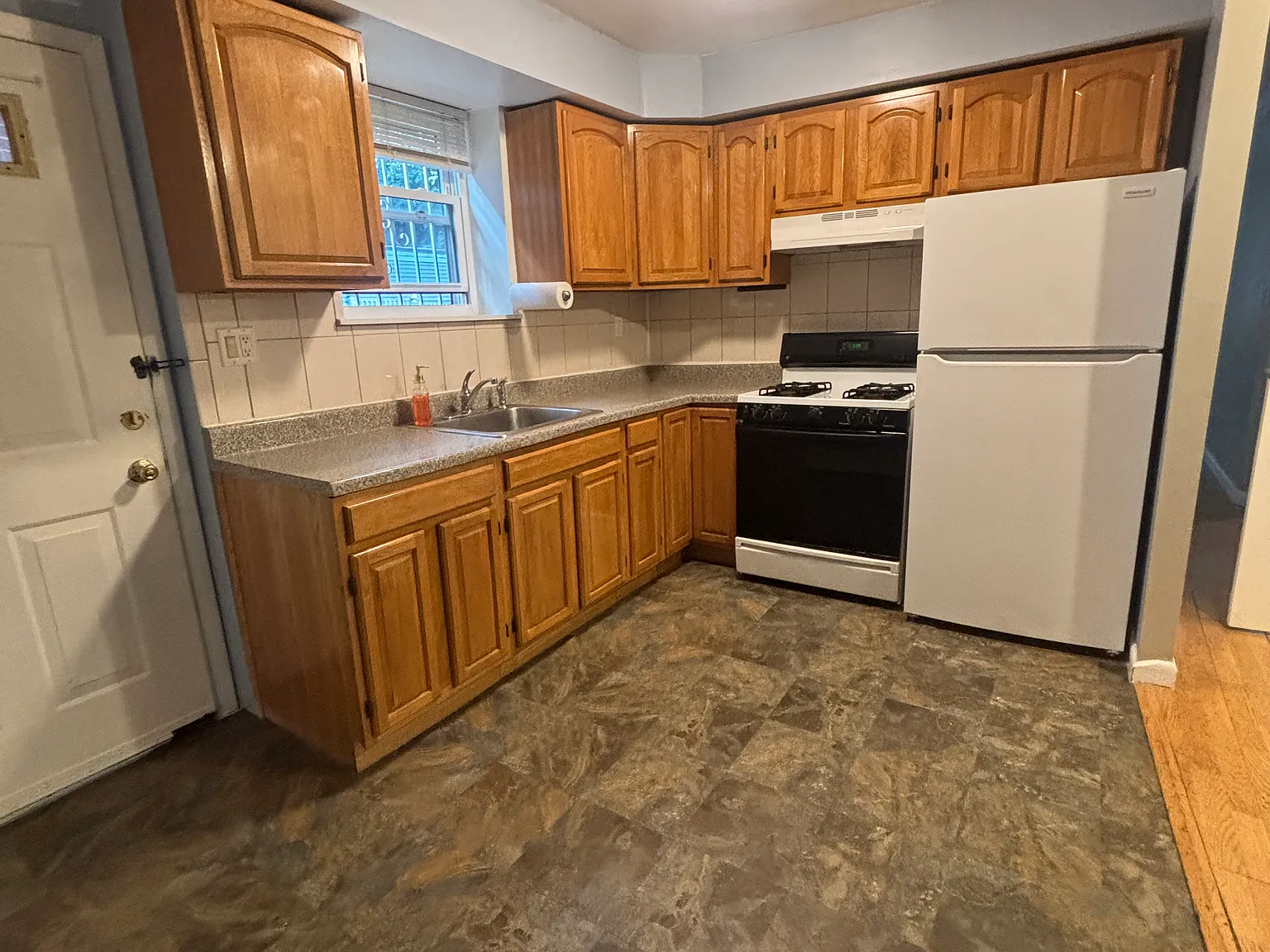 1 bed, 850 sqft, $2,100 — Photo 1