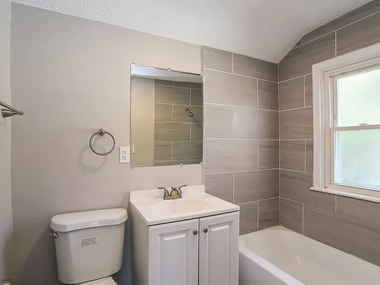 418199_028_bathroom_13284520.jpg