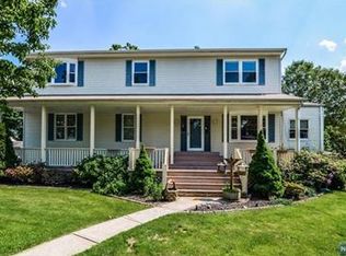 320 Floral Ln, Saddle Brook, NJ 07663